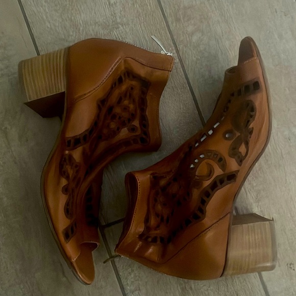 Ron White Shoes - RON WHITE Laser Cut Leather Open Toe Bootie EUC